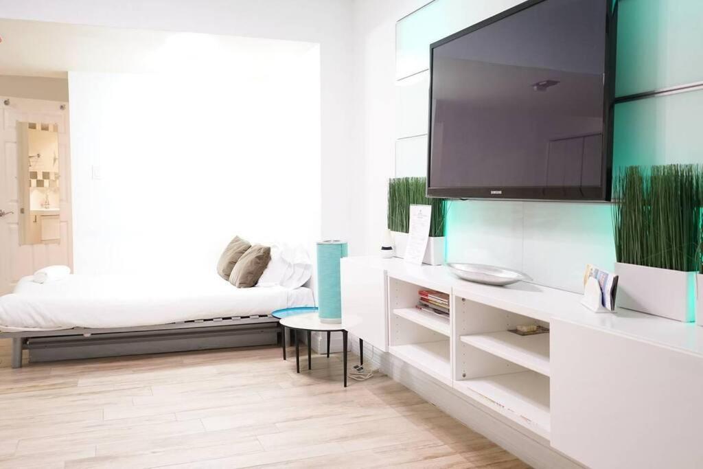 Deal! 2 Bedroom Modern Beachfront By Yourent! Miami Beach